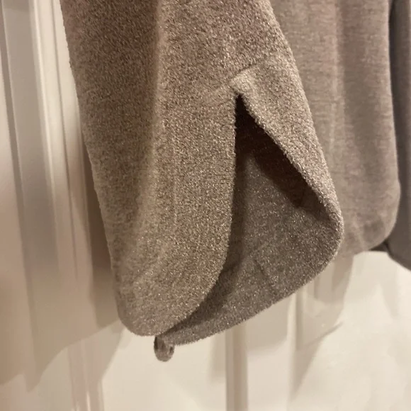 Barefoot Dreams Cozy Chic Lite hoodie Large
Color is beach rock - Picture 5 of 5